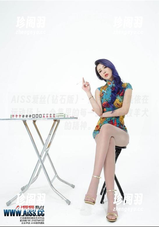 AISS爱丝(钻石版) - 照片里，亚美依在运动场上，合集里的每一张都有种牧羊犬的精神。