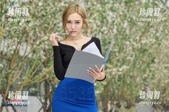 谁说王权不可亲近？来吧，下载爱丝的丝革女王作品！