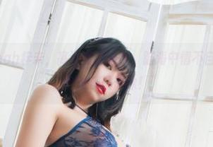拿着饮料的Leah梓未，高清套装图集，脑海中情不自禁涌出几分角色扮演的想象！
