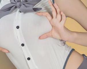 Yiko湿润兔在豹纹间摇曳生姿，图片里的小插曲满是小幽默