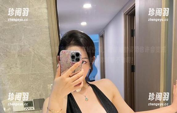 微密圈 - 不爱笑的赛琳穿皮衣在线出道，模仿她的姿势也许会变成“倒霉”的封印，我的身体领导不动啊！