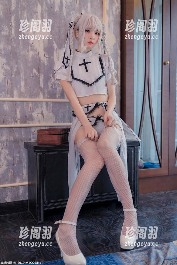 棕色透明女仆在喵糖映画的私拍原图里游走，模糊的边界感让人困惑又好奇。