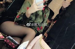 微密圈 – 私拍与白丝交融，宸大小姐好像在闲聊