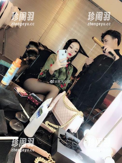 微密圈 - 私拍与白丝交融，宸大小姐好像在闲聊