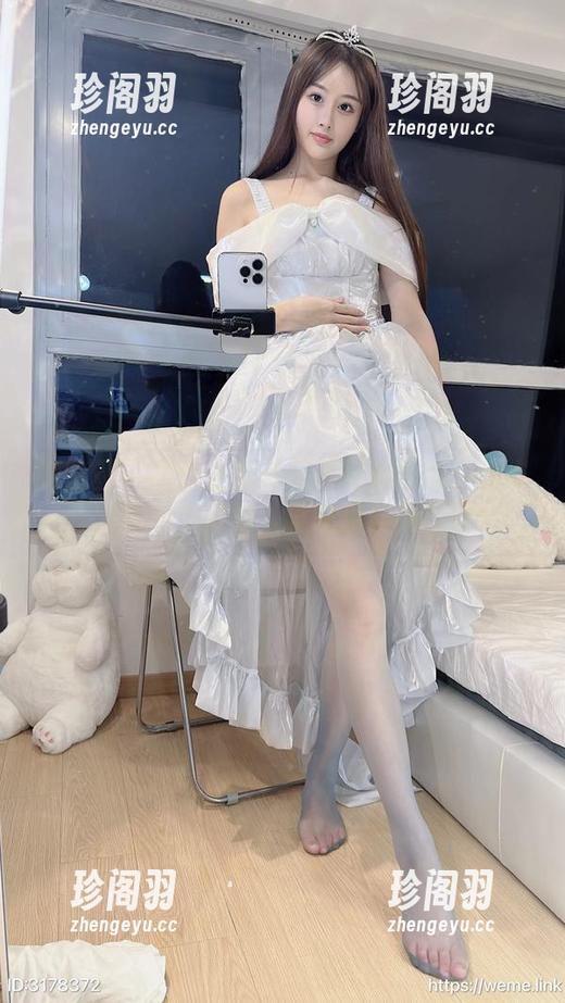 微密圈 - 高铁上的小萌子写真合集：允许我随意换个姿势，再来点车厢探险！