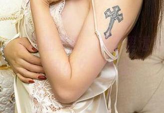 尤果网 – 美替的美脚，美图里透出的毫不造作的小女生气息。