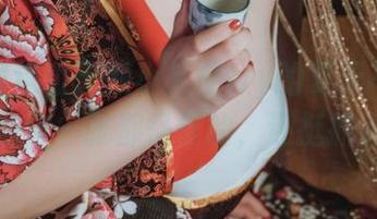 我好奇这位无颜小天使wy的夏天写真，图册的每一张都怪怪的，还挺抓人的。