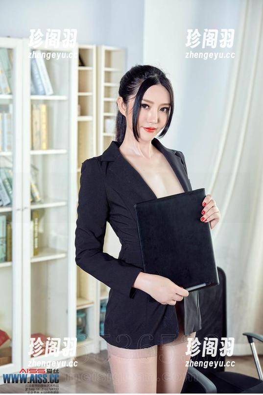 爱丝 - 何冉最新连体衣合集，穿得好心情好吗？看她的表情就知道了。