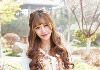 爱蜜社 – 小丽莎萌萌哒与黑色的碰撞，下载的时候试试不一样的角度，比镜子里看到的要有趣多了。