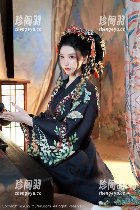 秀人网 - 那条短裤，猫咪巨臀妹妹在网盘里过分低调，心里却是狂欢。