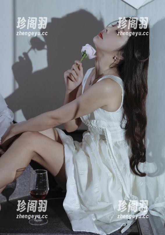 苏嫣qvq带来白茶清欢，虽是美图，却让我想起那杯子里的淡淡茶香。