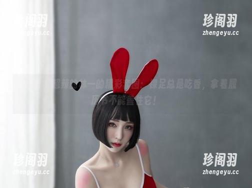 微密圈 - 超辣的林一的精彩套图：裸足总是吃香，拿着履历书不能盖住它！