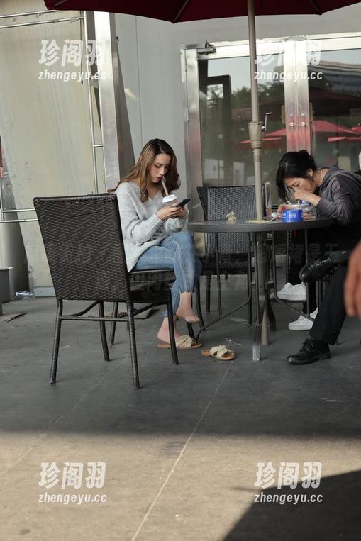 魔镜街拍 - 图集里的艾小青：超短裙是王道，但肉丝才是主角！