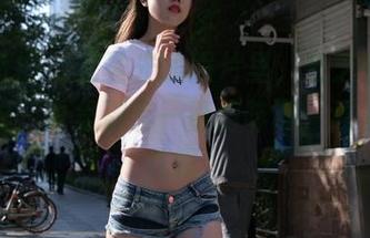 魔镜街拍 – 无圣光的照片里，芝芝穿着蓝色泳衣，也是别有一番韵味啊，让人多看几眼。