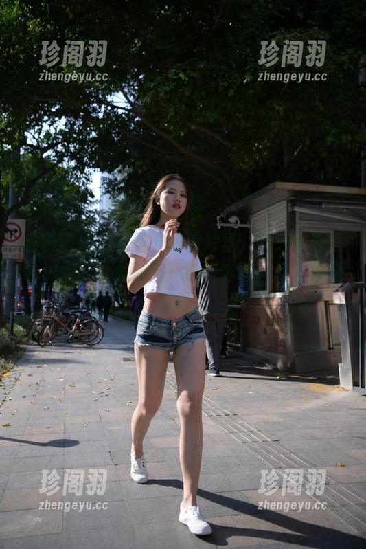魔镜街拍 - 无圣光的照片里，芝芝穿着蓝色泳衣，也是别有一番韵味啊，让人多看几眼。