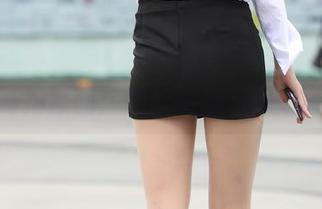 魔镜街拍原图：肉丝美腿与醉态一边倒